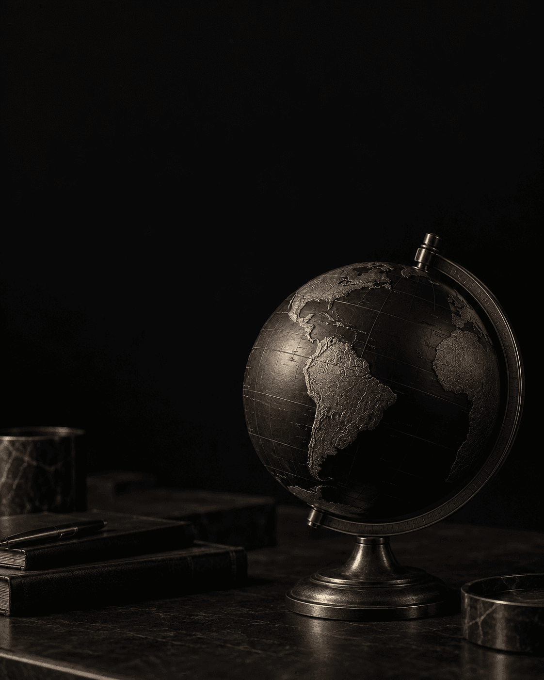 Globo de mesa escuro, com a América do Sul em relevo.